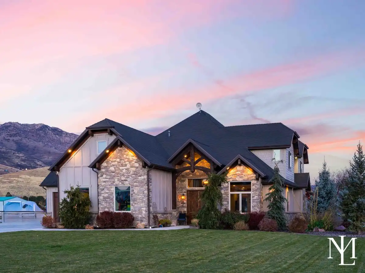 152 N 8750 E Huntsville, Utah 84317 Home at Twilight