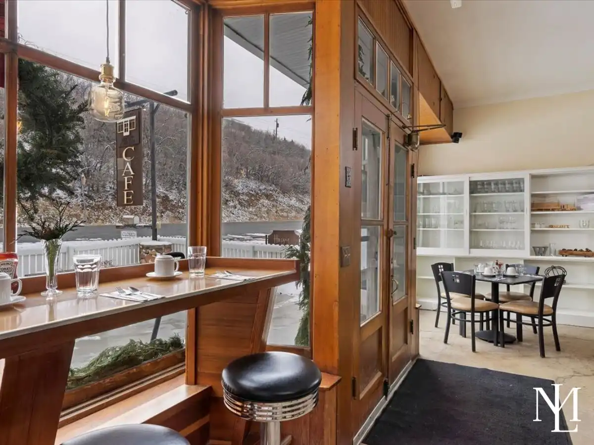 2734 E State Rd 35 Woodland, UT 84036 Window Seating