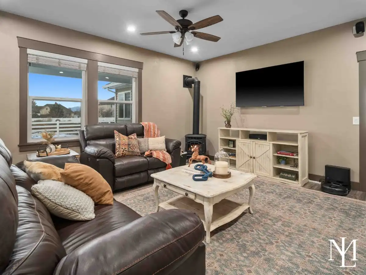 3736 W Hammon Ln Syracuse, Utah 84075 Home's Living Room