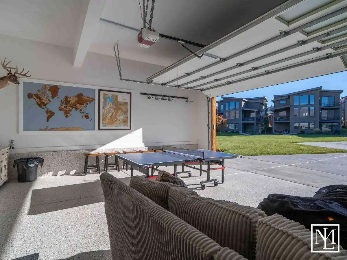 6384 E 725 S 49 Huntsville, UT Home's Garage