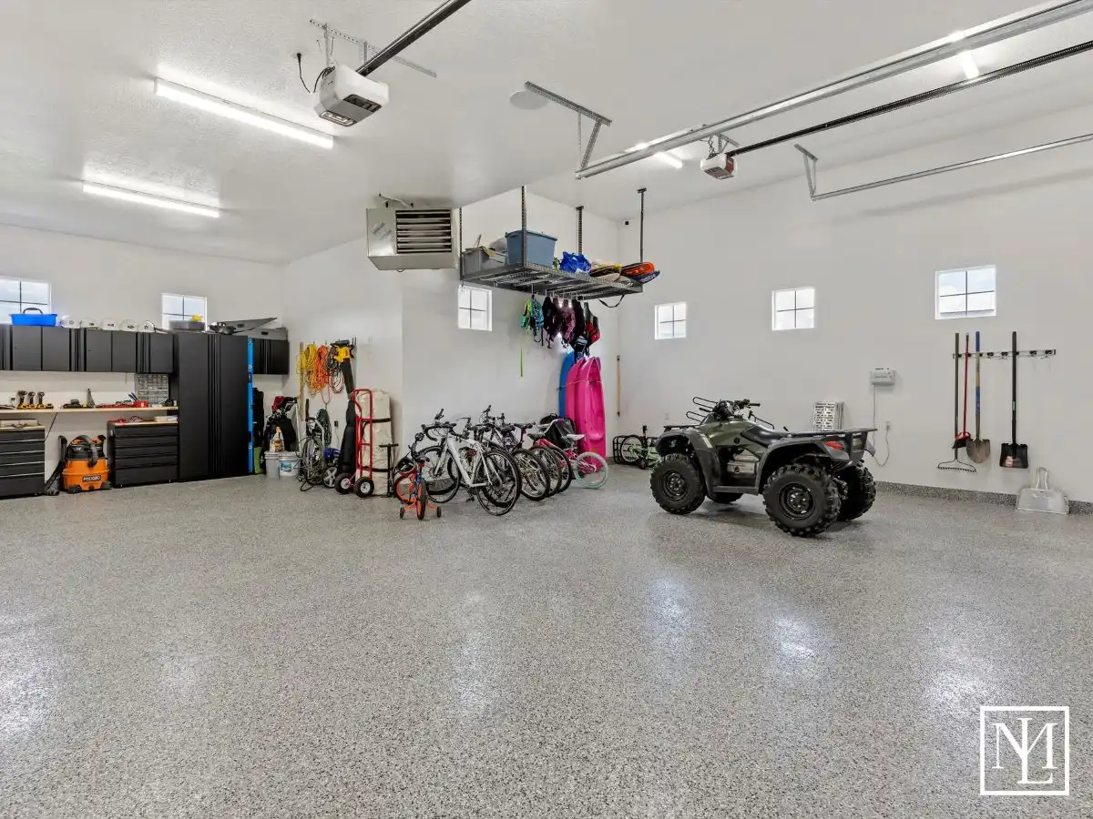 6462 Summit CV Huntsville, UT Home's Garage