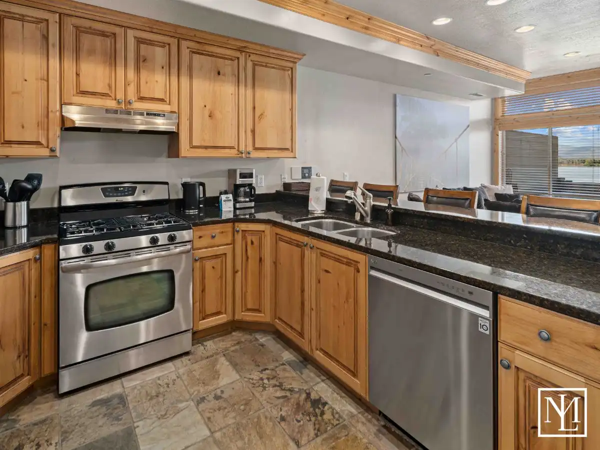 6486 E Hwy 39 64 Huntsville Utah Kitchen