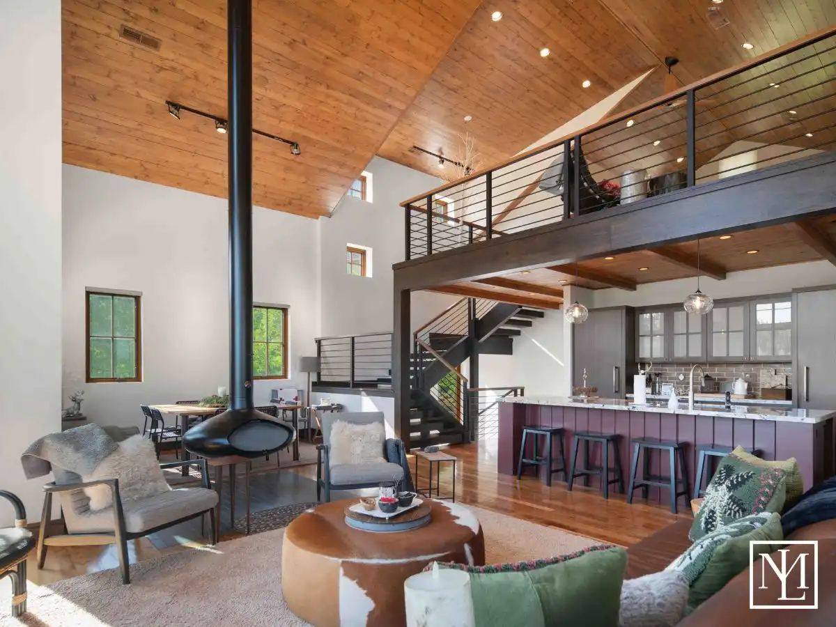 6762 E 6675 N Living Room