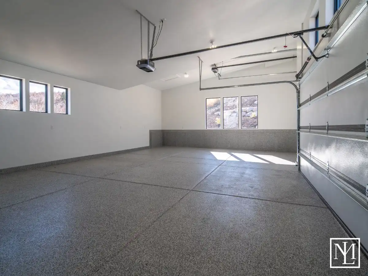 6858 E Summit Peak Cir Huntsville, Utah 84317 Garage