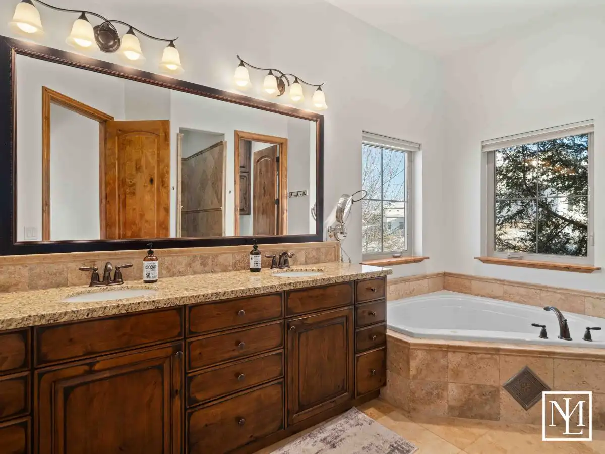 946 S Meadow Lark Ln Huntsville, Utah 84317 Primary Bathroom