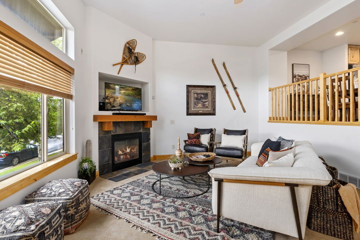 Living room of 5611 N Oslo Ln Park City.