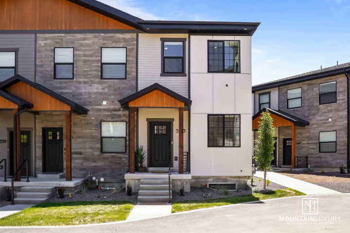 3563 N Lakeview Ct Exterior