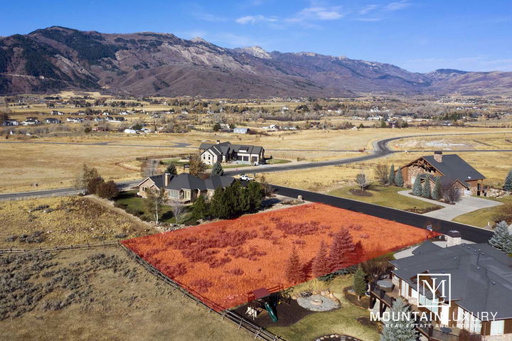 3711 N Foothill Lane