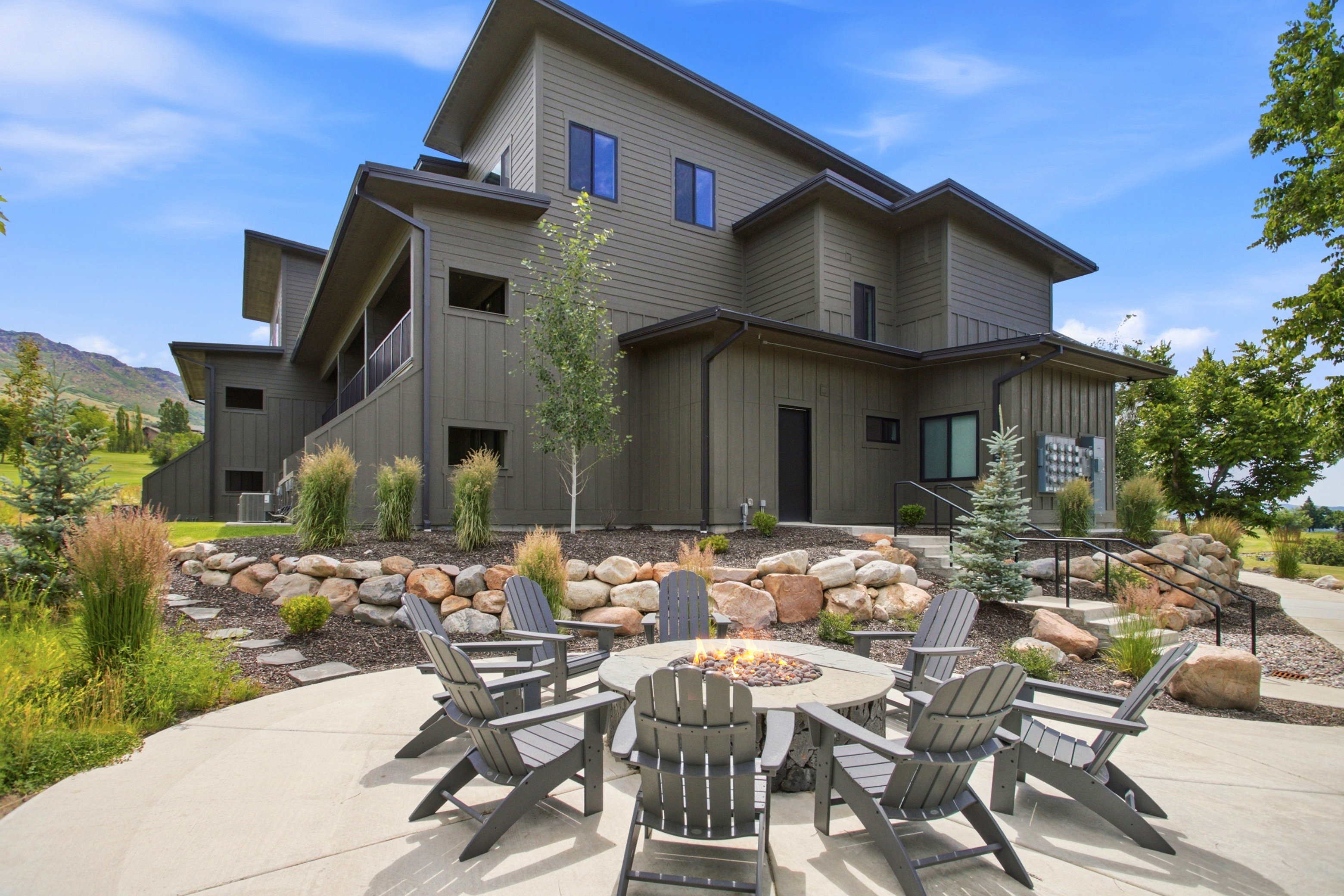洋書 Mountain Houses 3434 N Blue Sage Rd, Morgan, UT 84050 - Mountain Luxury