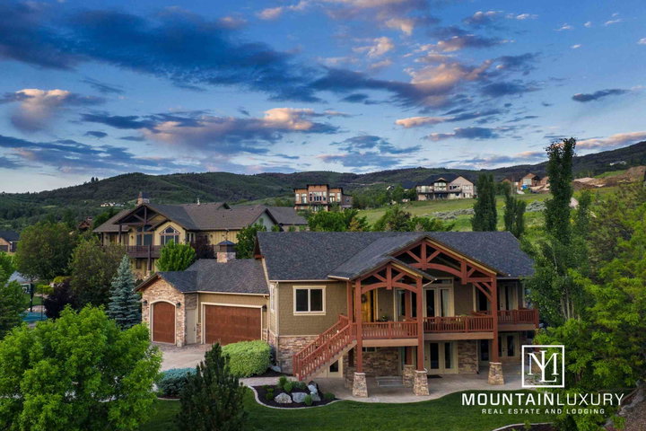 943 Meadowlark Ln, Huntsville drone shot of home and view