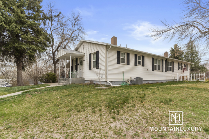 966 Grandview Dr, Ogden photo of front of house