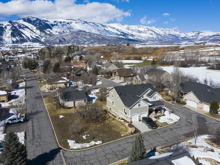 Fairway Oaks Drone Shot of Homes & Mountain Views